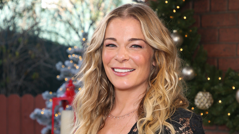 LeAnn Rimes souriant à la caméra