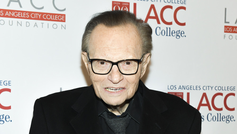 Larry King sur un tapis rouge