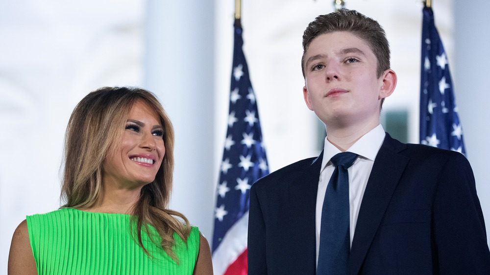 Melania Trump sourit à son fils Barron Trump