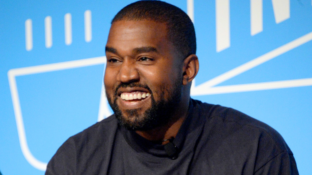 Kanye West souriant