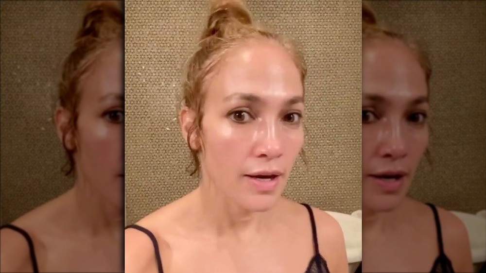 Jennifer Lopez prend une vidéo de selfie