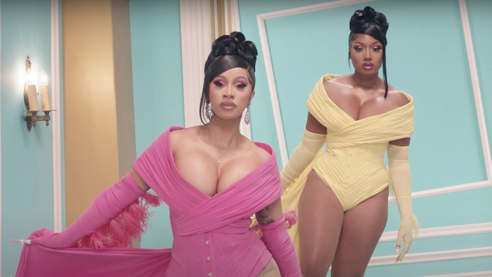 Cardi B et Megan Thee Stallion posant dans le clip de 'WAP'