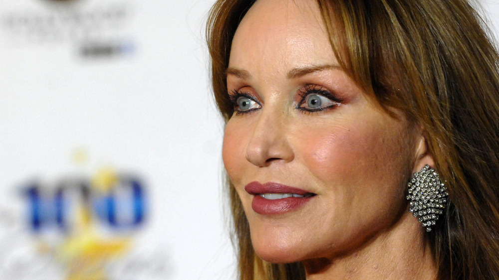 Tanya Roberts regardant au loin