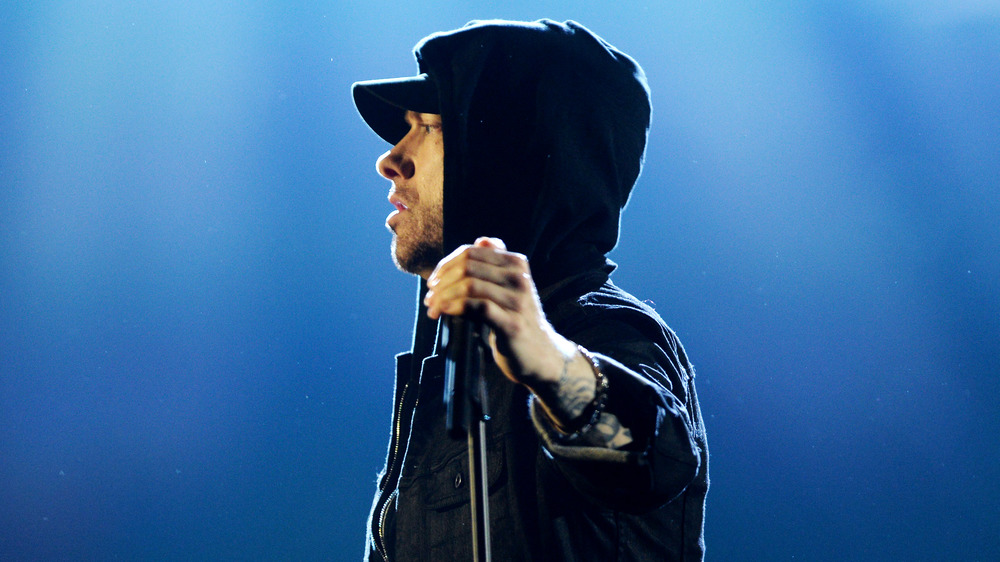 Eminem tient un pied de microphone