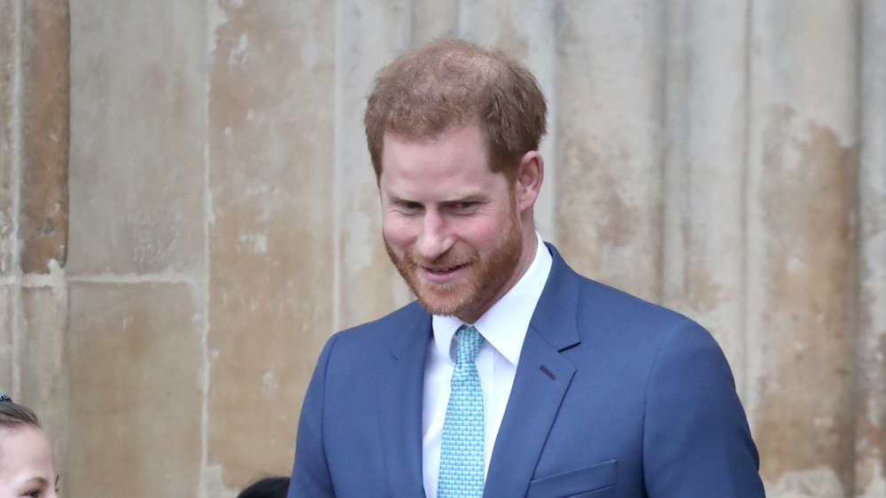 Prince Harry regardant vers le bas