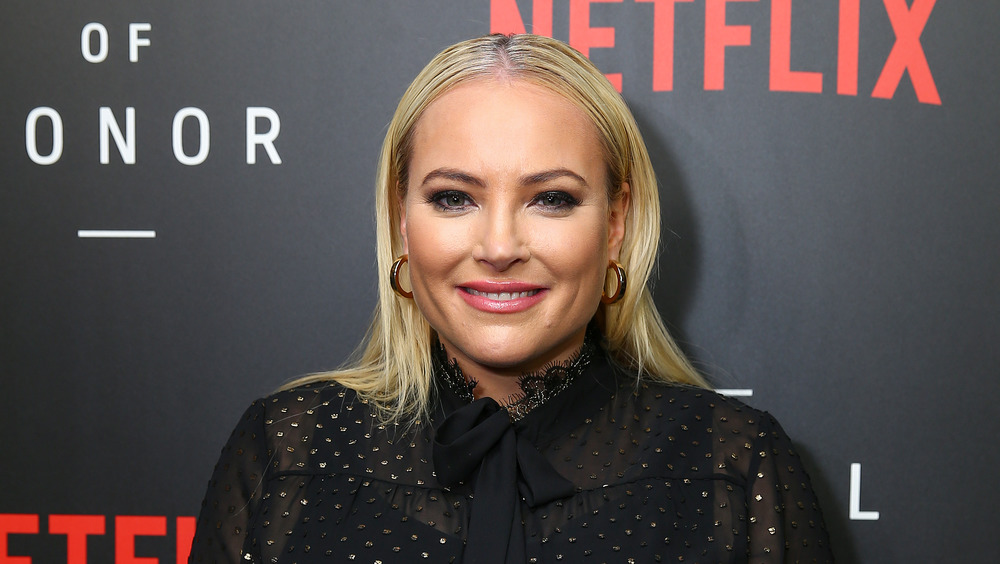 Meghan McCain souriante sur le tapis rouge