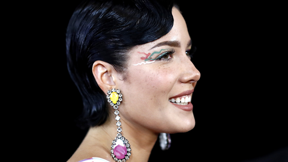 Halsey porte un eye-liner audacieux et sourit sur le tapis rouge