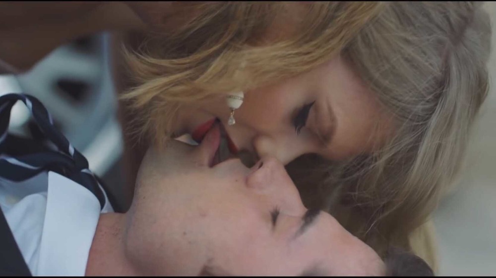 Taylor Swift embrasse le mannequin Sean O'Pry dans le clip de sa chanson Blank Space