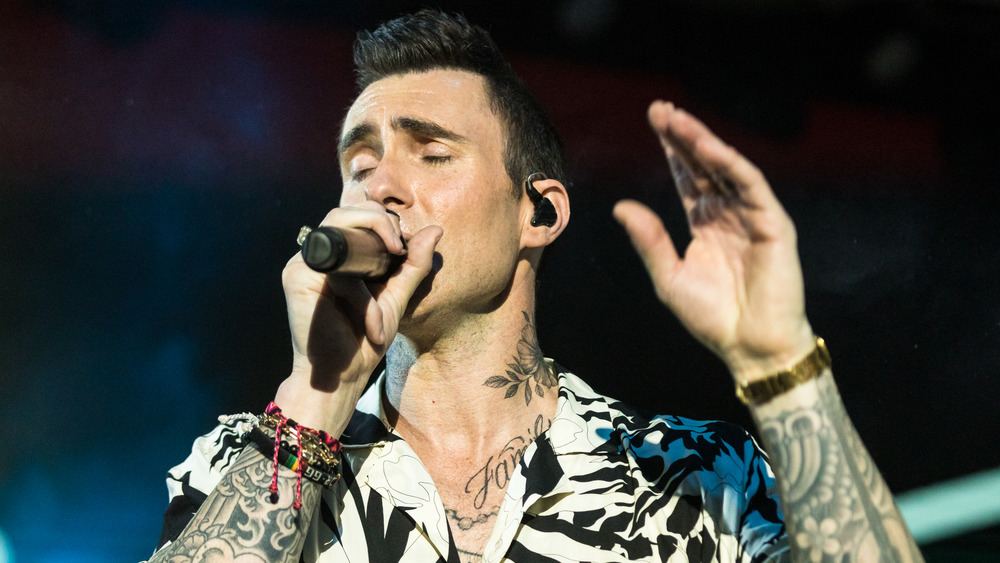 Adam Levine jouant avec Maroon 5