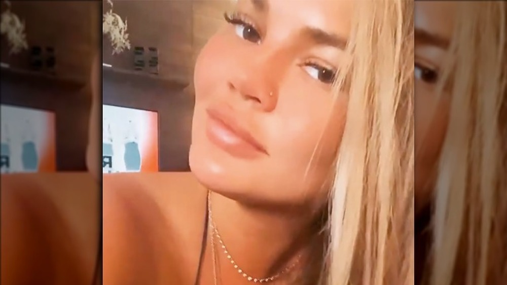 Chrissy Teigen montre son anneau dans le nez