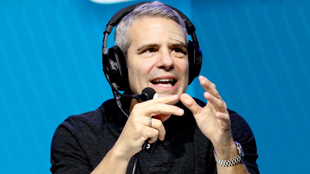 Andy Cohen parlant avec les mains