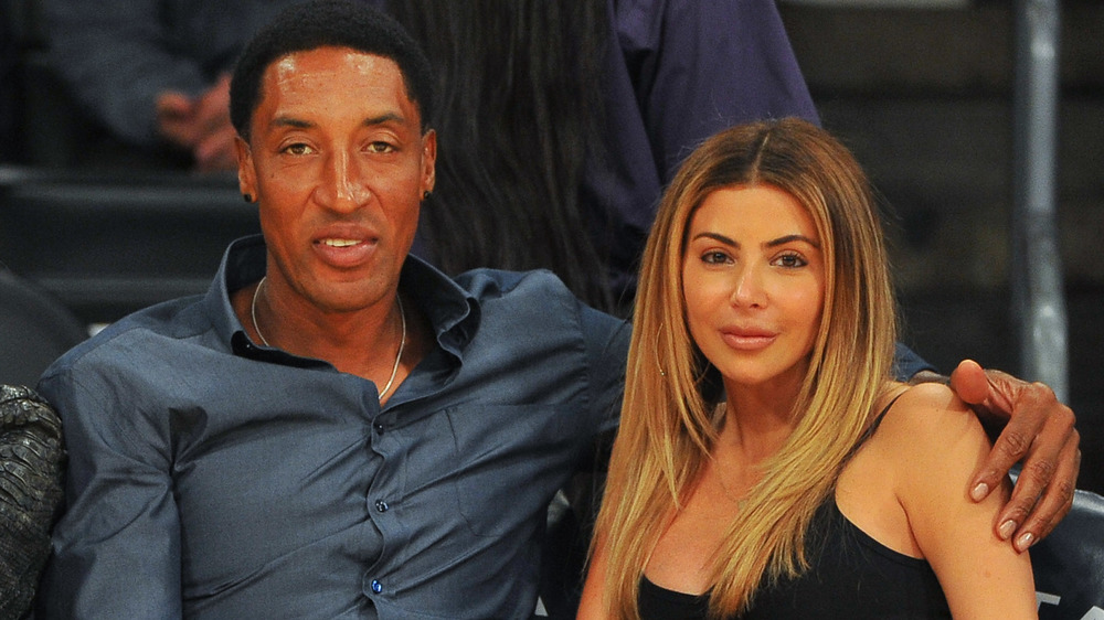 Larsa et Scottie Pippen assis côté court à un match de basket