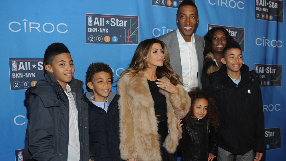 La famille Pippen souriante sur le tapis rouge 