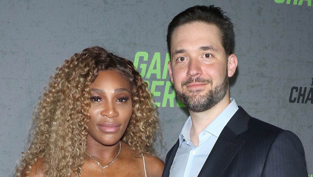 Serena Williams et Alexis Ohanian Sr. souriant légèrement