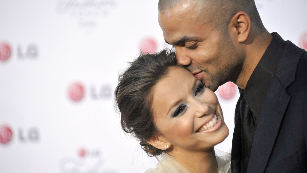 Tony Parker embrasse Eva Longoria sur le chèque sur le tapis rouge