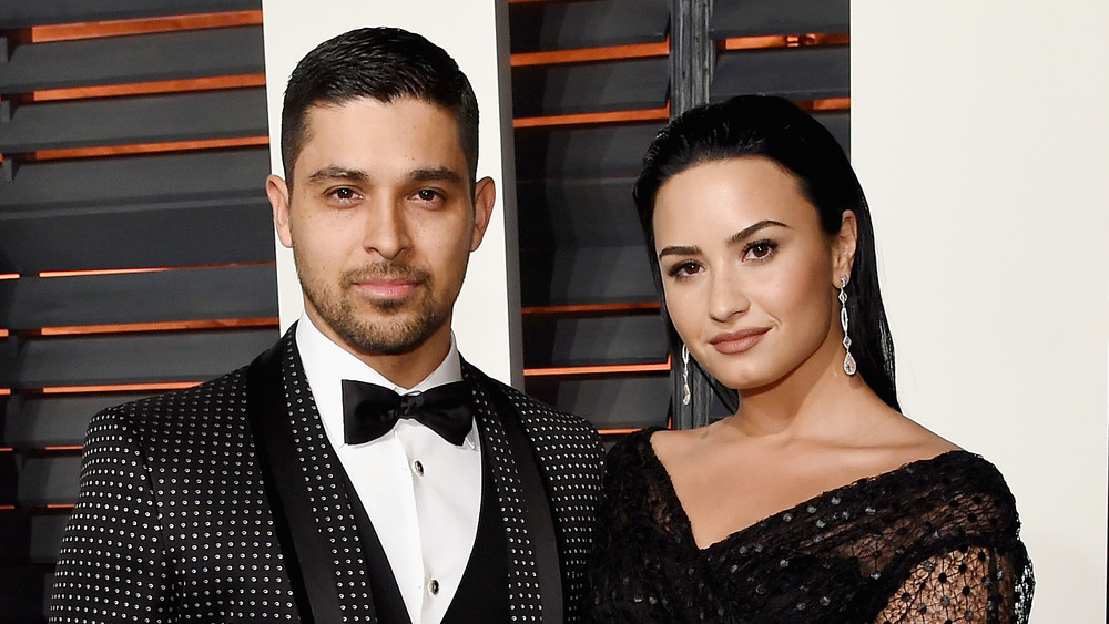 Demi Lovato et Wilmer Valderrama sur un tapis rouge 