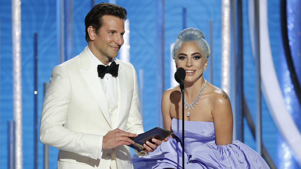 Bradley Cooper et Lady Gaga parlent ensemble dans un microphone