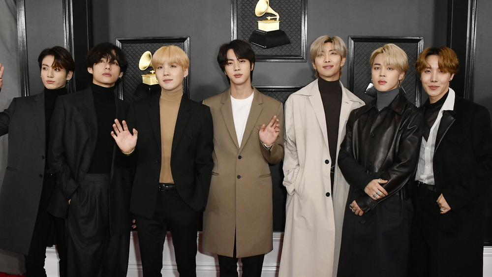 BTS sur un tapis rouge