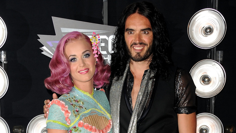 Katy Perry et Russell Brand posant