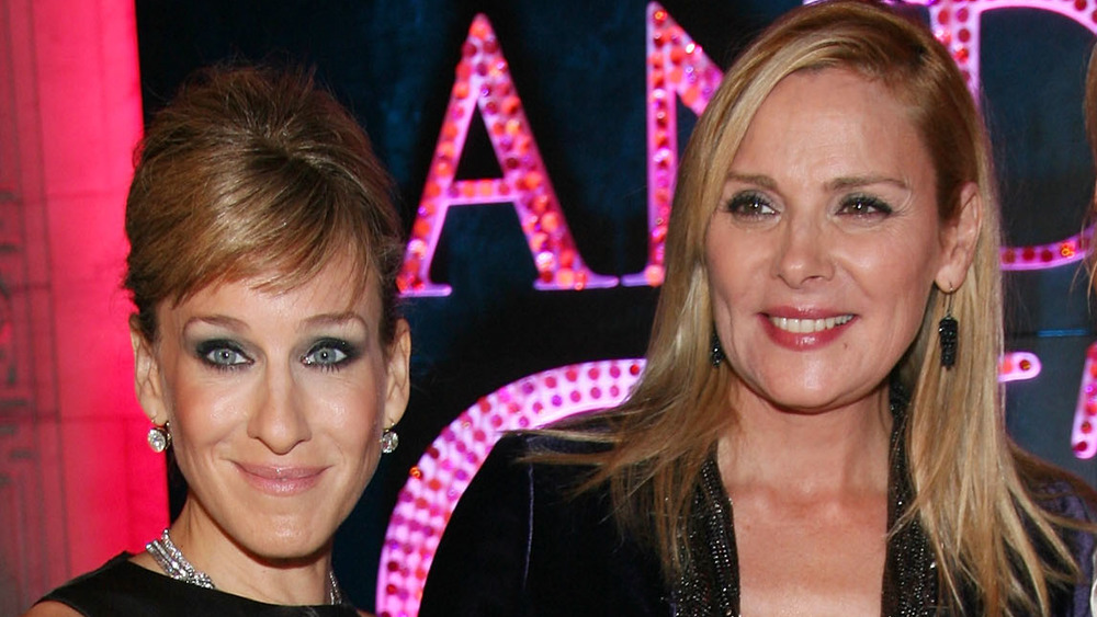 Sarah Jessica Parker et Kim Cattrall sourient pour les caméras