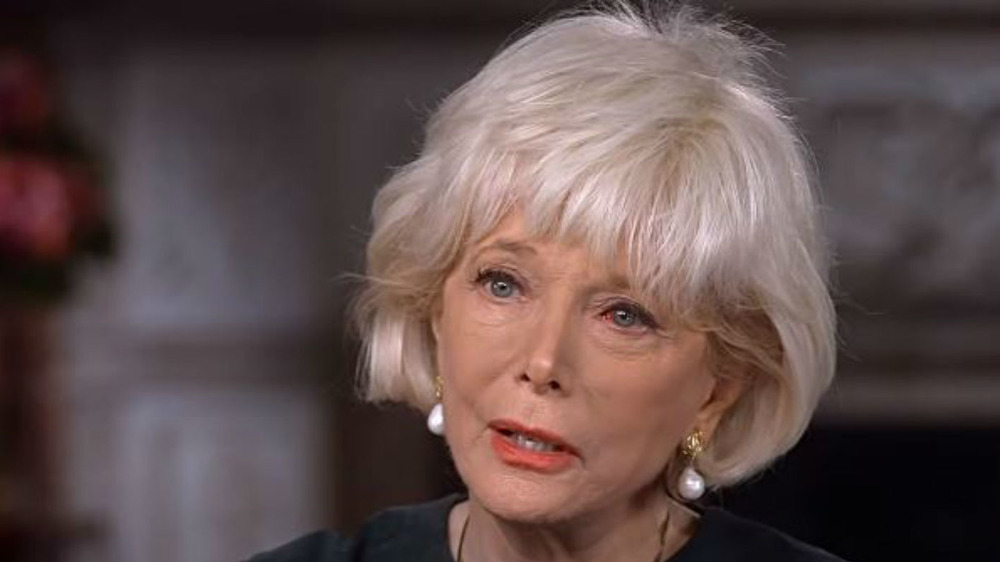 L'œil de Lesley Stahl semble avoir une tache rouge