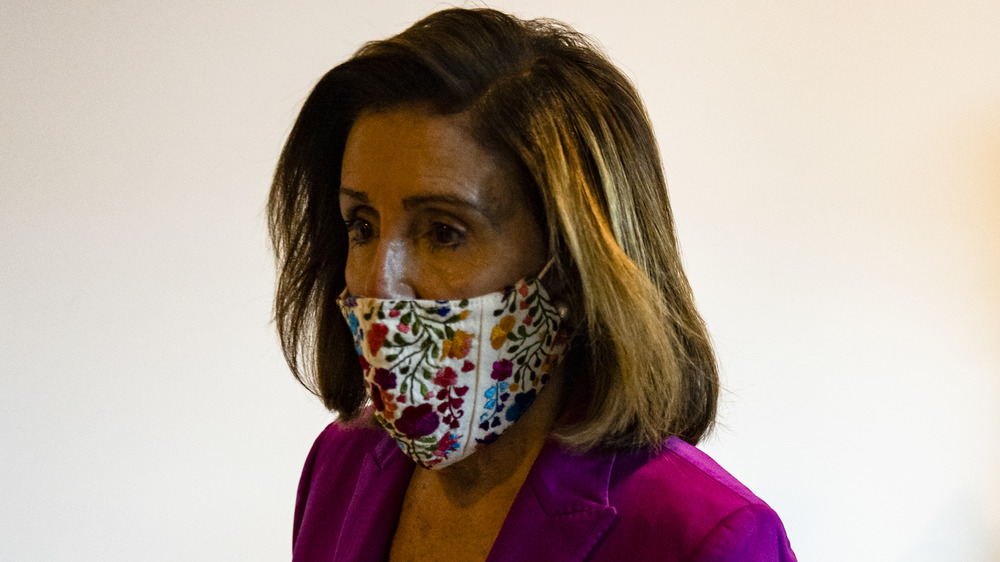 Nancy Pelosi portant un masque