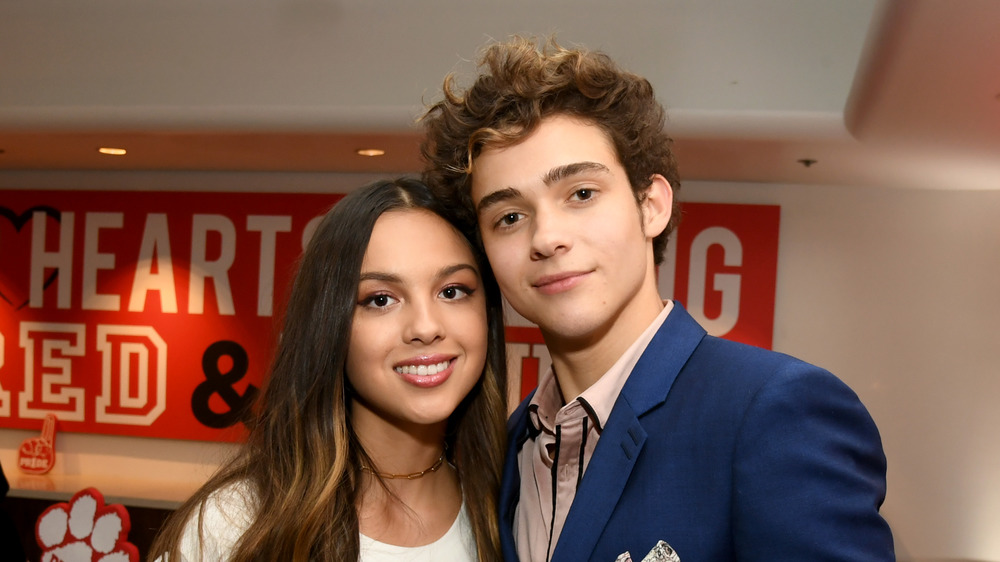 Joshua Bassett et Olivia Rodrigo s'embrassent