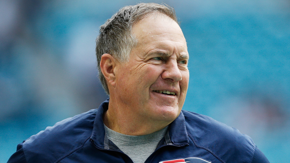 Bill Belichick souriant sur la touche