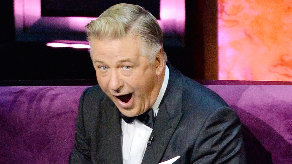 Alec Baldwin avec la bouche ouverte sous le choc