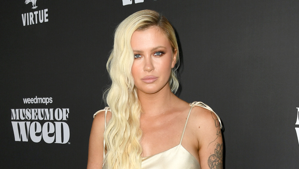 Ireland Baldwin fait la moue pour la caméra