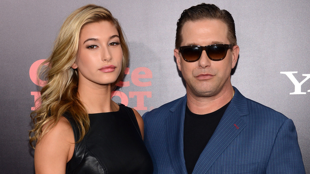 Hailey Bieber posant avec Stephen Baldwin