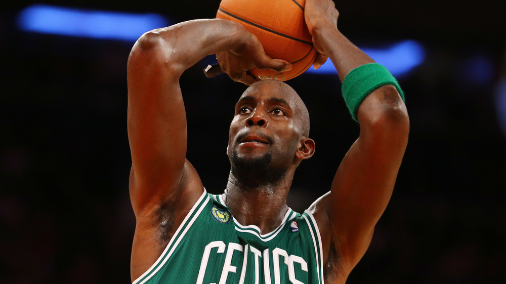 Kevin Garnett jouant au basket