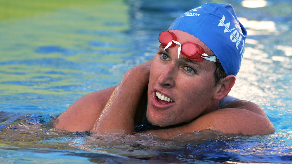 Klete Keller dans la piscine en bonnet de bain