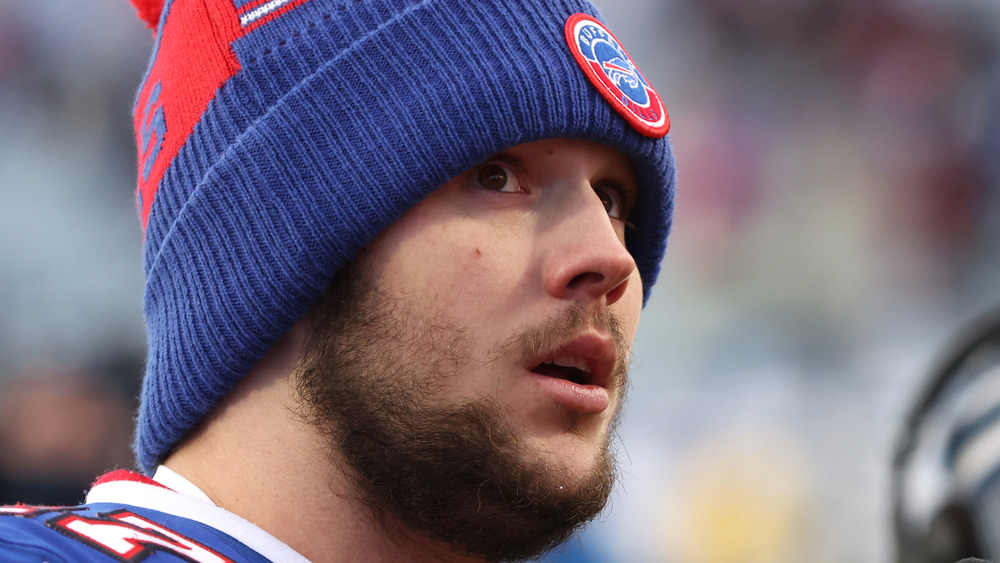 Josh Allen regardant la foule après le match