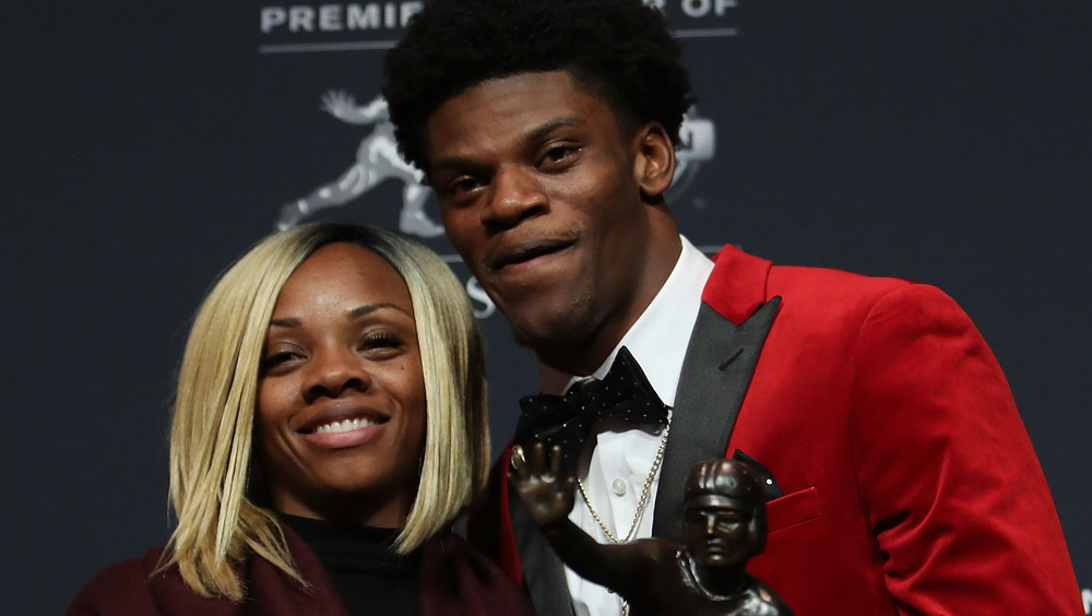 Lamar Jackson et sa mère Felicia Jones posent ensemble