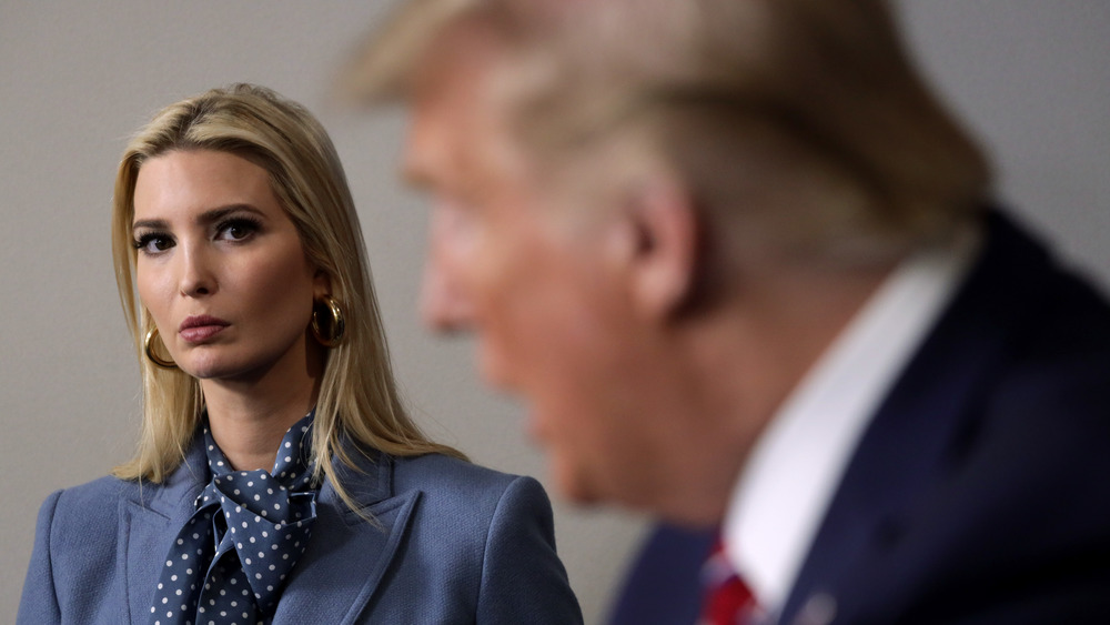 Ivanka Trump regarde Donald Trump s'exprimant 