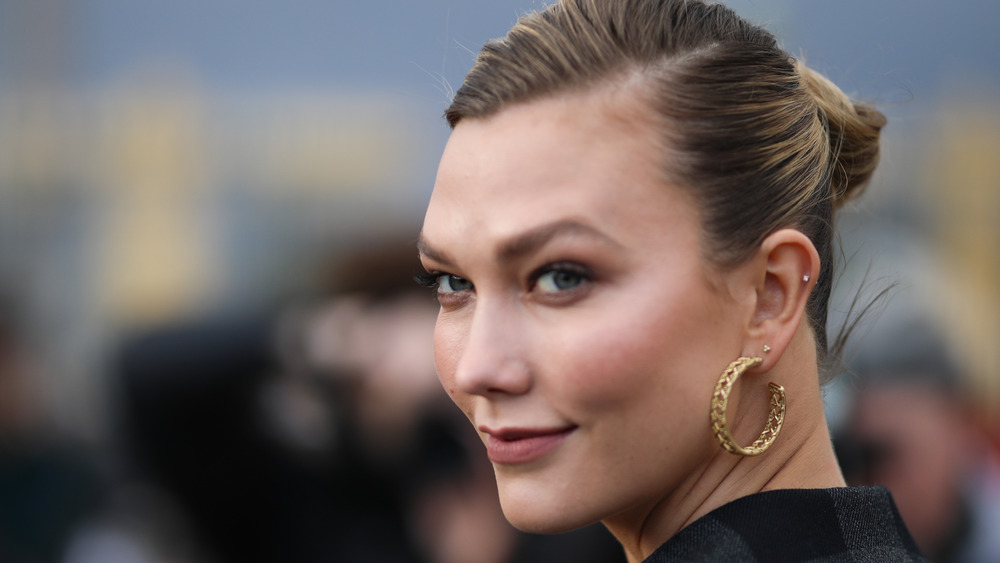 Karlie Kloss regardant sur le côté