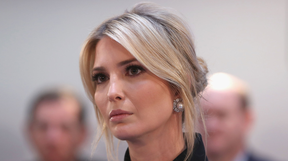 Ivanka Trump avec les cheveux relevés, l'air sérieuse