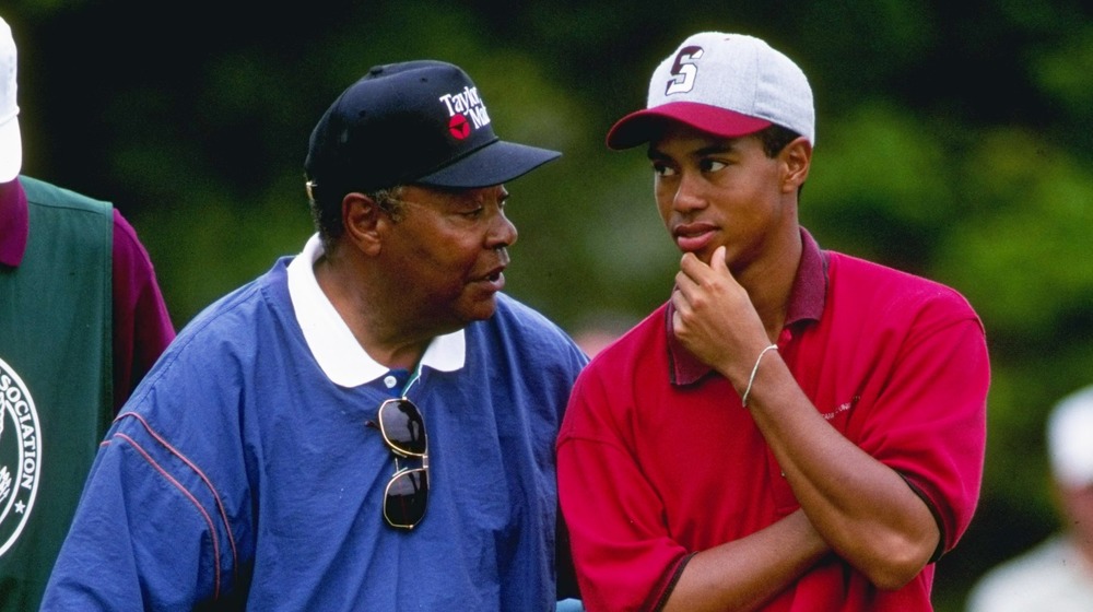 Earl Woods et Tiger Woods parlant sur le terrain de golf