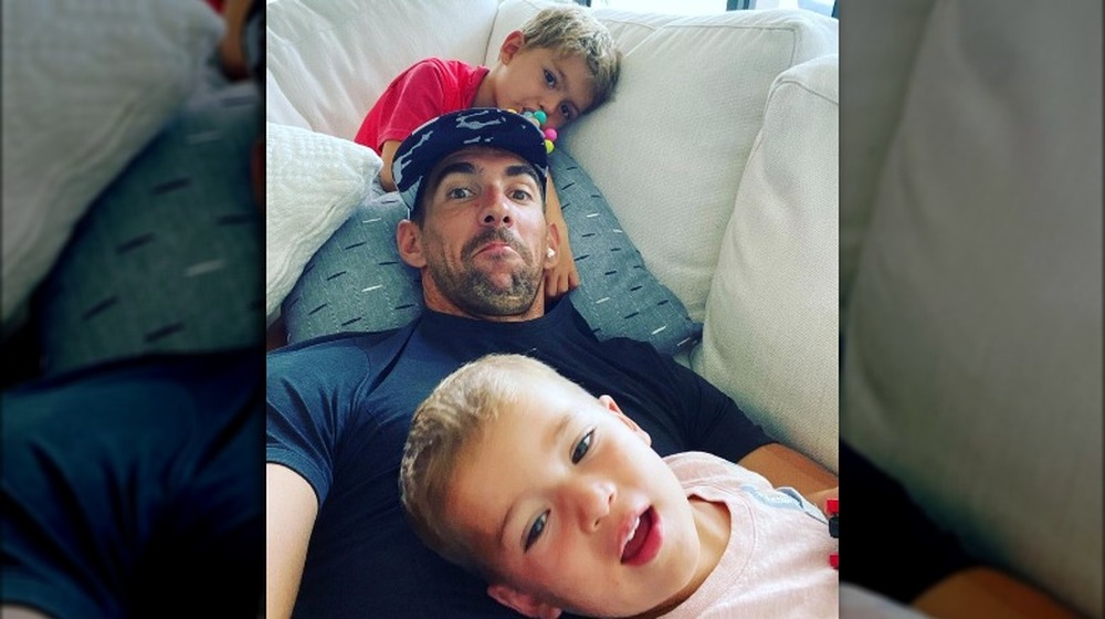 Michael Phelps et ses fils posant pour un selfie sur le canapé