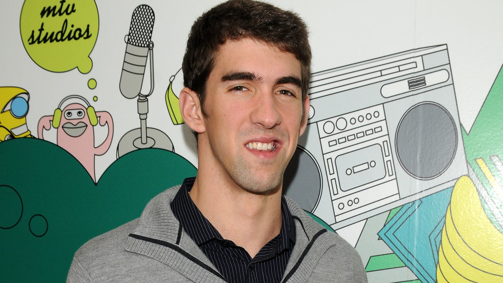 Michael Phelps souriant sur le tapis rouge