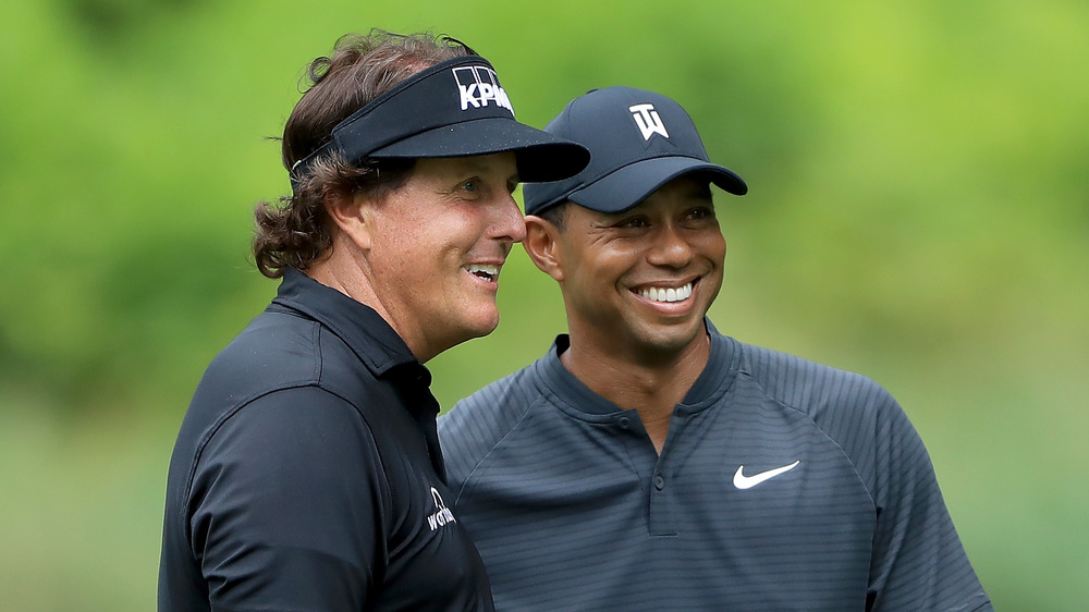 Phil Mickelson et Tiger Woods souriant ensemble