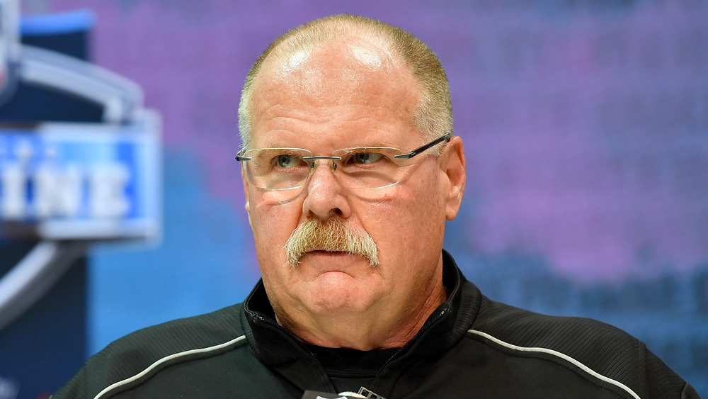 Andy Reid portant des lunettes lors d'une conférence de presse