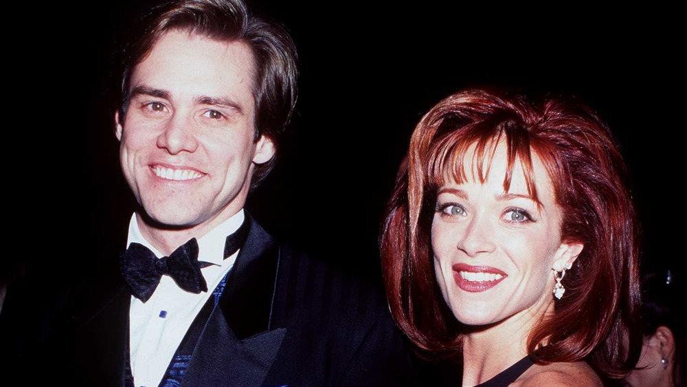 Jim Carrey et Lauren Holly souriant 