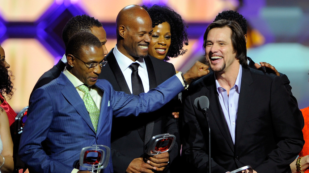 Jim Carrey et le casting d'In Living Colour acceptant un prix 