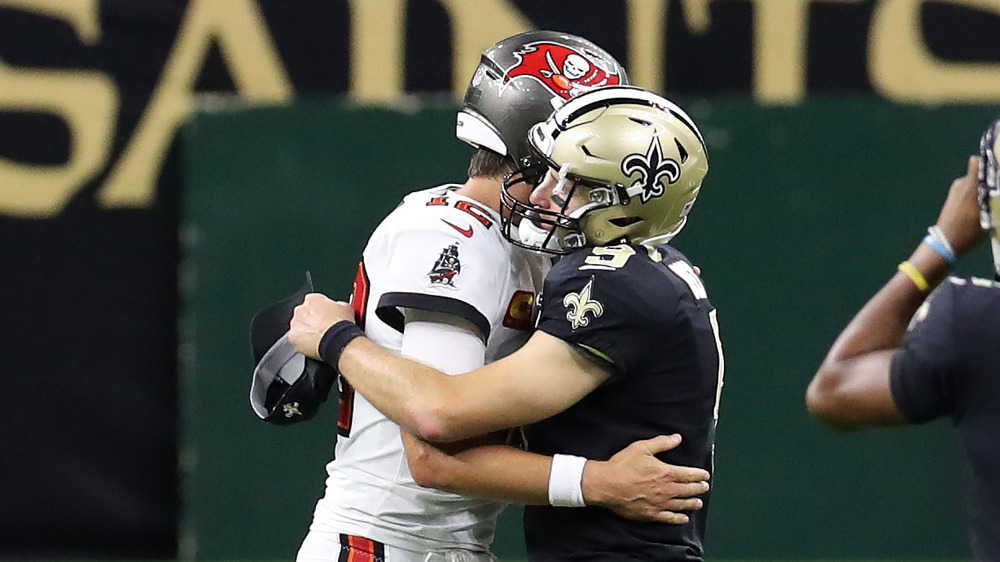 Drew Brees et Tom Brady se font un câlin 