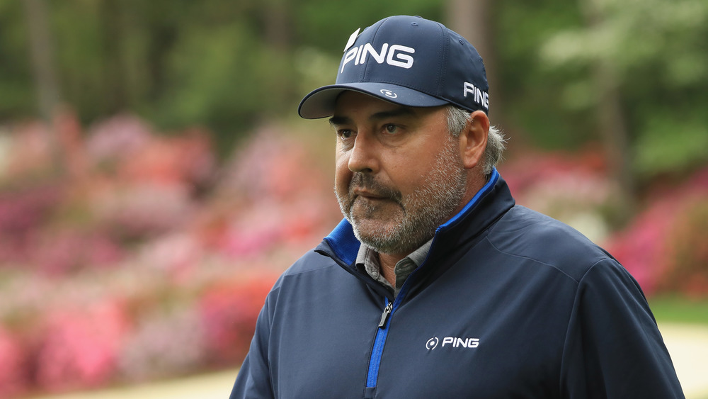 Angel Cabrera se gratte le visage sur le terrain de golf