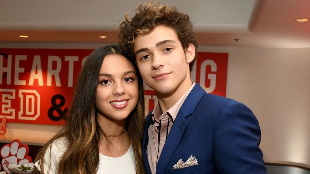 Olivia Rodrigo et Joshua Bassett posant ensemble