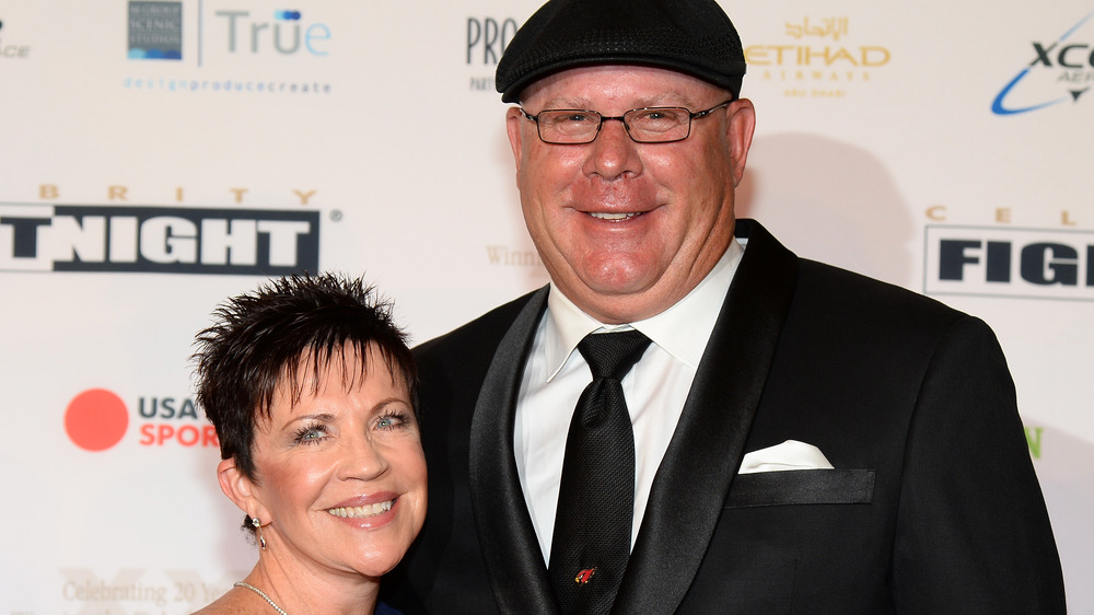 Christine et Bruce Arians sourient et posent ensemble sur le tapis rouge