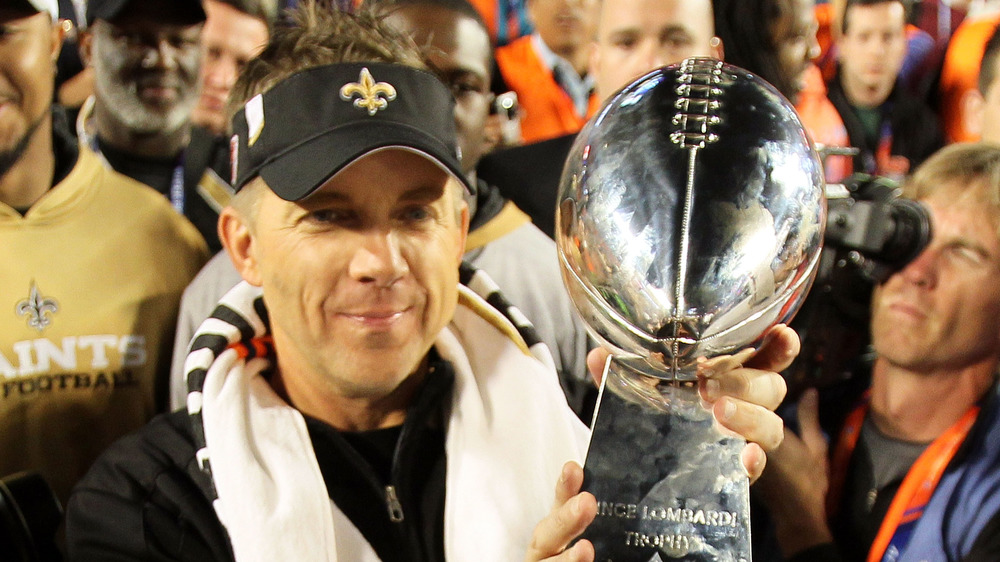 Sean Payton tenant le trophée du Super Bowl